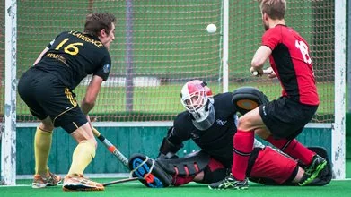 Southgate keeper Allan Dick in action. Image courtesy & copyright SIMON PARKER