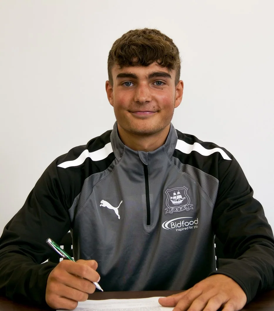 Finley Craske signs